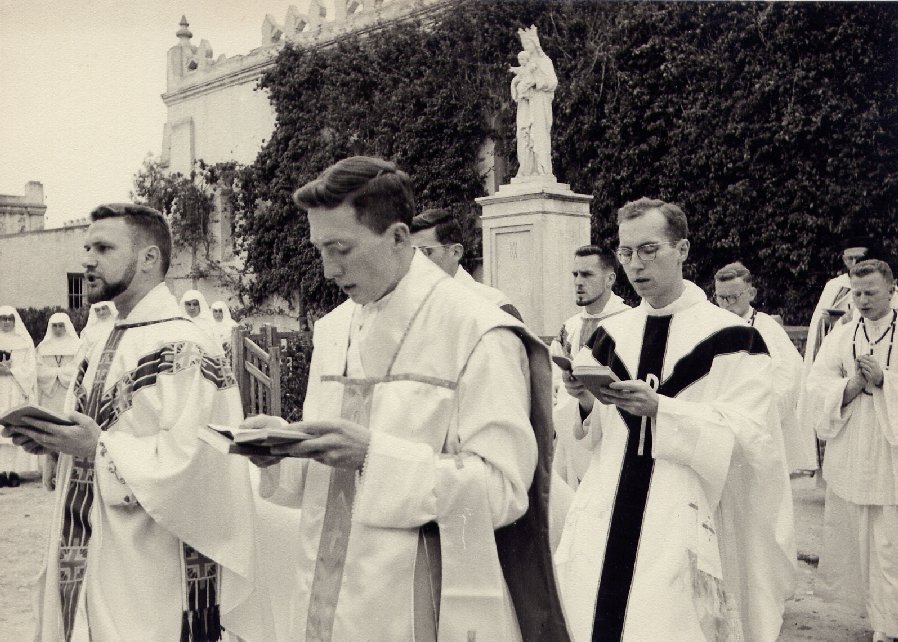 Na de priesterwijding in Carthago: het Te Deum.